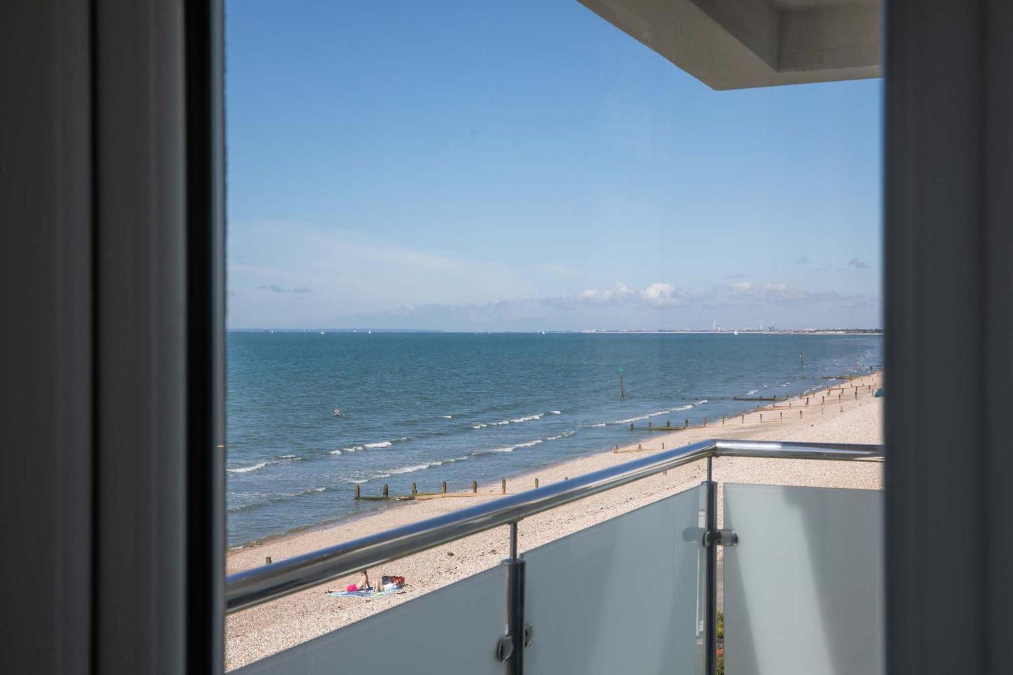 High-End Beachfront Getaway Sea View King Bed East Wittering Dış mekan fotoğraf